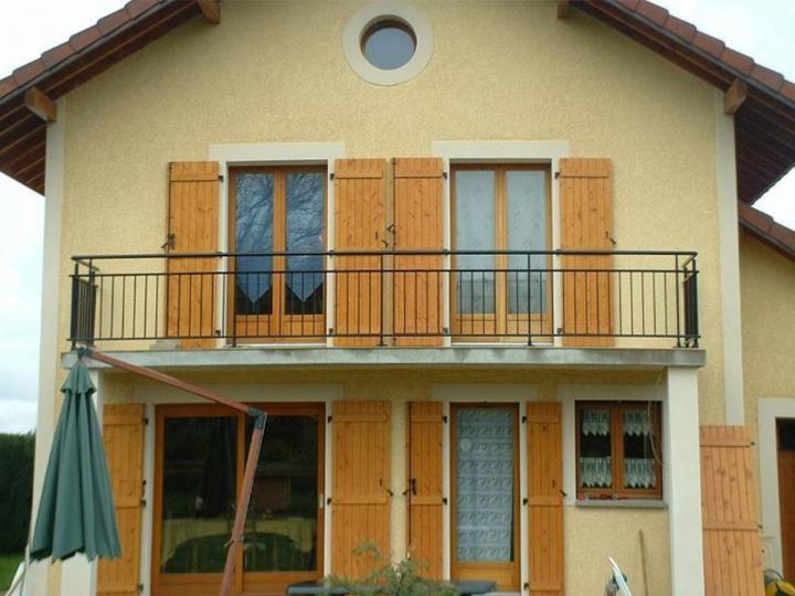 Confiez la pose de vos volets à des menuisiers qualifiés et reconnus à Chambéry